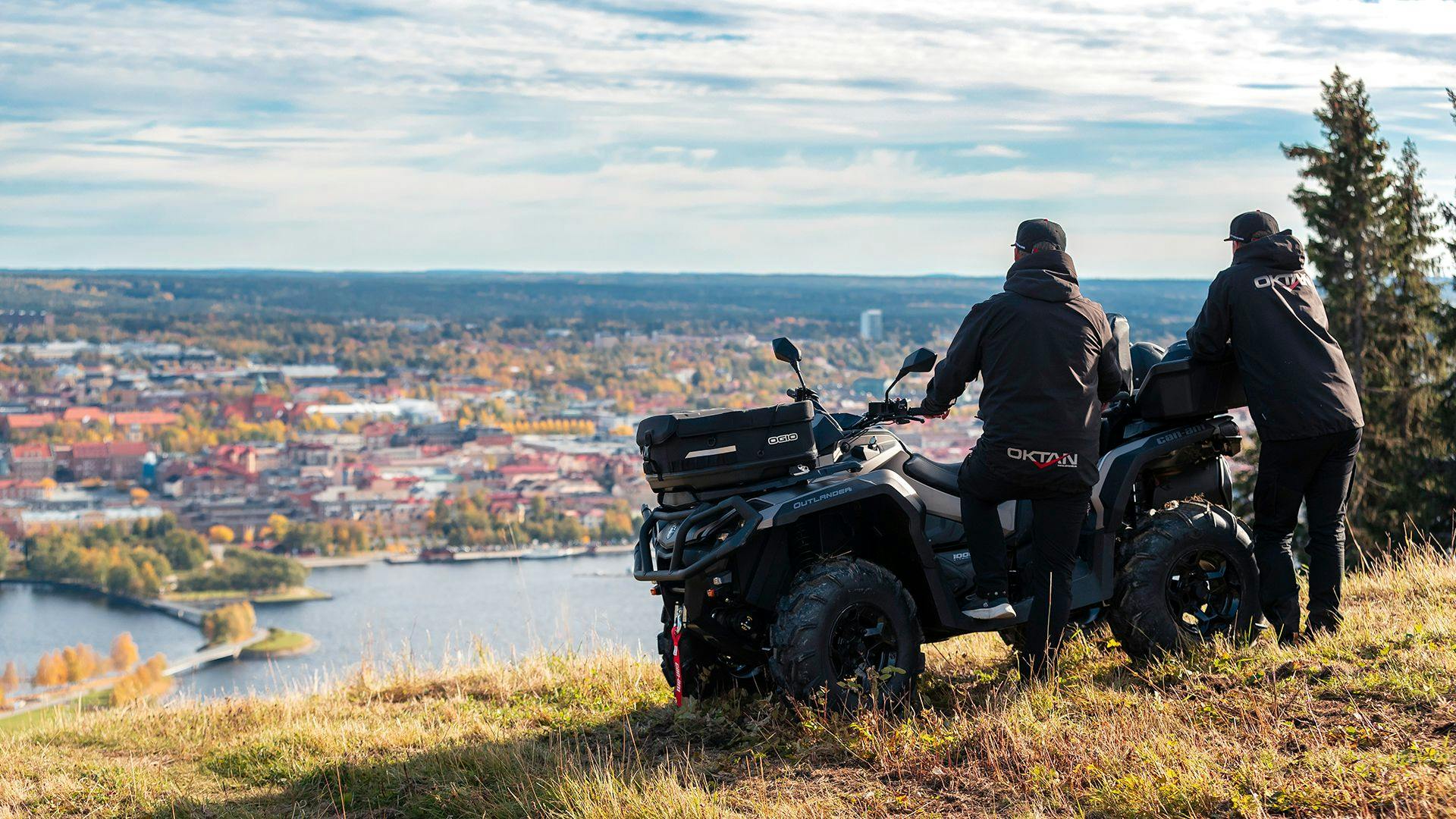 Atv outlander oktan en härlig höstdag