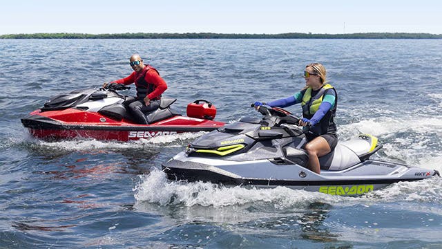 åker med sina sea-doo 2024 modeller på en sjö